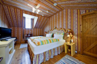 Bedroom with luxurious giant bed.